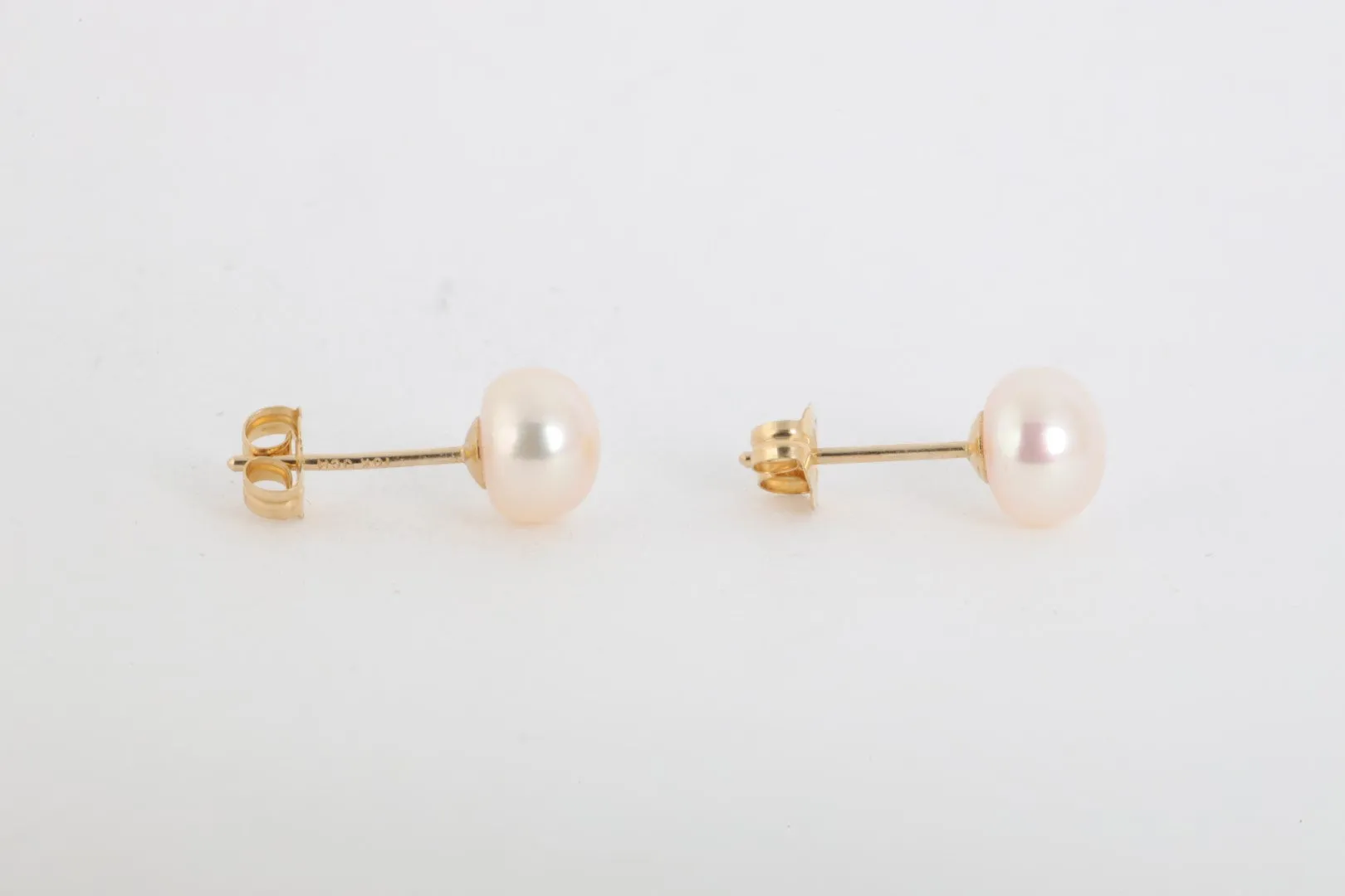 10k Yellow Gold Pearl Stud Earrings (0.69g.)