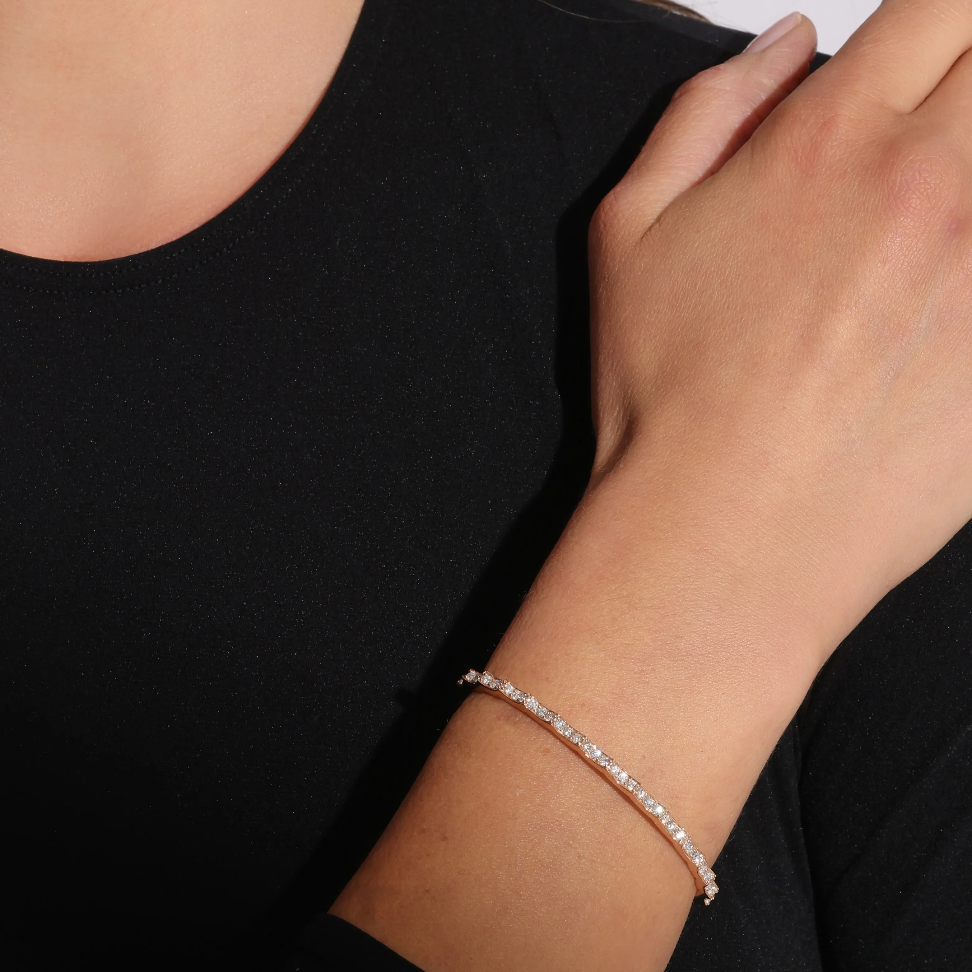 CII 18K GOLD AND DIAMOND SCALLOPED HINGE BRACELET
