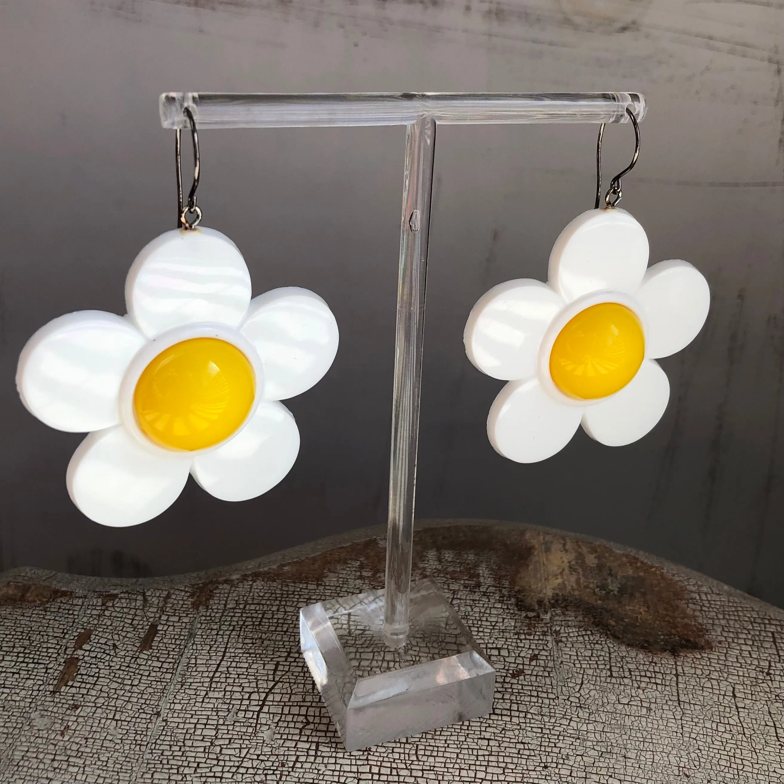 Mod Mondo Daisy Drop Earrings