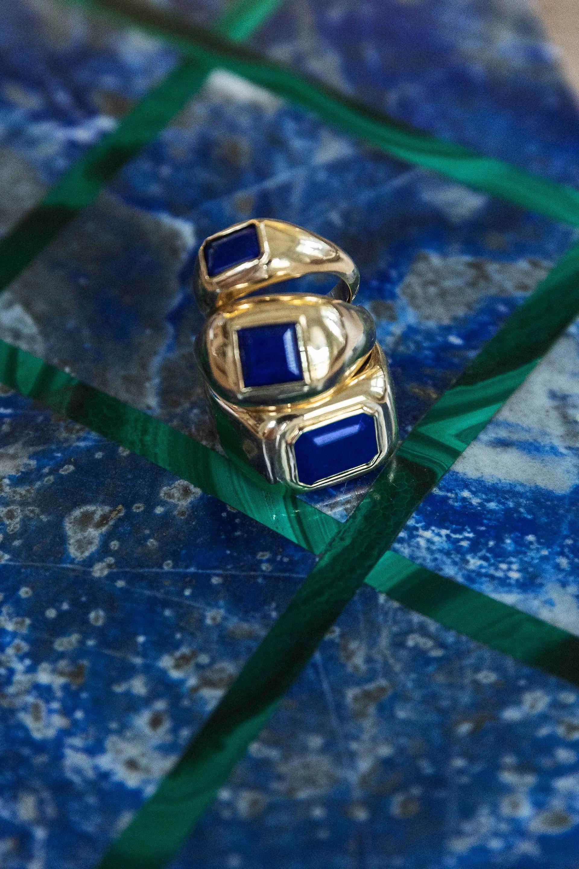 Small Ring in 18K Yellow Gold & Lapis Stone